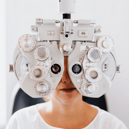 Látásvizsgálat személyesen optikánkban